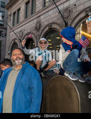11 novembre 2023, New York, NY, États-Unis : garçons avec des drapeaux au défilé des vétérans à New York, 11 novembre 2023. (Crédit image : © John Marshall Mantel/ZUMA Press Wire) Banque D'Images