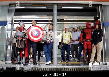 19 octobre 2023 : Cali, Colombie 18 octubre 2023.en las calles, en el MIO, en restaurantes, hospitales y hasta en los colegios de Cali, ya se empiezan a ver super Heroes y grandes personajes de la cultura geek y cosplayers, quienes haran parte del Cali Pop Festival que se desarrollara durante este fin de semana (21 y 22 de octubre) en la Arena CaÃ±averalejo. Un espacio exclusivo para grandes, chicos y sus mascotas, donde entraran a un universo de fantasia, color y creatividad. Credito : CEET Fotografo : JUAN PABLO RUEDA (crédit image : © El Tiempo/GDA via ZUMA Press Wire) Banque D'Images