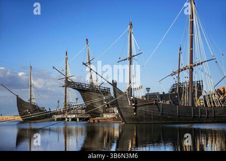14 mai 2016, Huelva, Espagne : quai des Caravelles. Reproduction des trois caravelles Pinta, Nina et Santa Maria de Christophe Colomb utilisées pour sa première expédition en Amérique, Palos de la Frontera, Espagne...le quai des Caravelles (espagnol : Muelle de las Carabelas) est un musée à Palos de la Frontera, dans la province de Huelva, communauté autonome d'Andalousie, Espagne. Ses expositions les plus importantes sont des répliques des bateaux de Christophe Colomb pour son premier voyage aux Amériques, le NiÃ±a, le Pinta et le Santa MarÃ­a. Ceux-ci ont été construits en 1992 pour la célébration du Cinquième Centenaire Banque D'Images