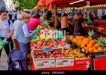 France, Var, Toulon, le marché du cours Lafayette Banque D'Images