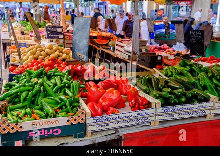 France, Var, Toulon, le marché du cours Lafayette Banque D'Images