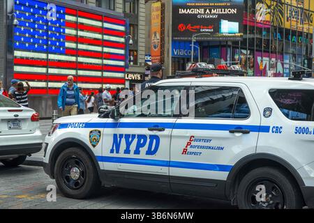 20 août 2018, New York, New York, États-Unis : Grand drapeau américain et officier de l'unité des services d'urgence du Département de la police de New York à Wall Street, New York, États-Unis (crédit image : © Sergi Reboredo/ZUMA Press Wire) Banque D'Images
