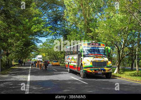 9 novembre 2016, El Salvador : route panamericana interamericana près de San Miguel au Salvador. ..la Pan-American Highway est un réseau de routes qui s'étend sur les continents américains et mesure environ 30 000 kilomètres de longueur totale. À l'exception d'une rupture de forêt tropicale d'environ 106 km dans le nord-ouest de la Colombie, appelée le trou DariÃ©n, les routes relient presque tous les pays côtiers du Pacifique des Amériques dans un réseau routier connecté. Enfin, le 29 juillet 1937, dans les dernières années de la Grande dépression, l'Argentine, la Bolivie, le Chili, la Colombie, Costa Rica, El Salvador, Guatemala, Hondur Banque D'Images