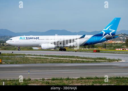 La compagnie aérienne canadienne Airbus A330-200 d'Air Transat, avion de ligne long-courrier à l'aéroport de Málaga Costa del sol, immatriculé C-GTSZ Banque D'Images