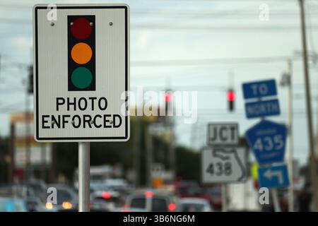 18 février 2020, Orlando, FL - Floride, États-Unis : caméras et panneaux rouges à l'intersection de Silver Star Road et N Hiawassee Road dans le comté non incorporé d'Orange, le mardi 18 février 2020. (Crédit image : © Ricardo Ramirez Buxeda/Orlando Sentinel via ZUMA Press Wire) Banque D'Images