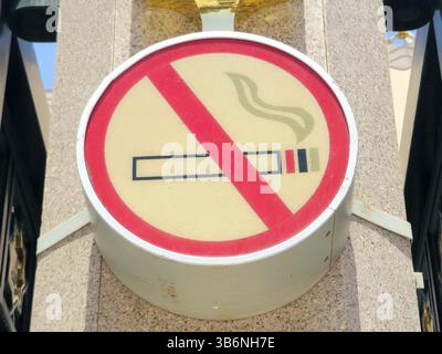 Un panneau non fumeur dans la ville de Madinah, utilisé dans des endroits indiquant que le tabagisme de cigarettes, etc., n'est pas autorisé dans les environs par la loi Banque D'Images