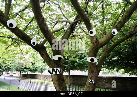 Leeds Angleterre : 4 juin 2024 : The Trees Are Alive projet d'art extérieur dans le centre-ville de Leeds. Une installation artistique amusante dans les parcs publics par l'artiste Joe Mason Banque D'Images