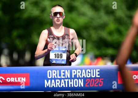 Prague, République tchèque. 04 mai 2025. Le meilleur coureur tchèque Yann Havlena sur la ligne d'arrivée de l'ORLEN Prague Marathon 2025, à Prague, République tchèque, le 4 mai 2025. Crédit : Michal Kamaryt/CTK photo/Alamy Live News Banque D'Images