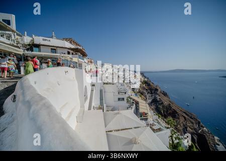 Santorin, Grèce - 31 août 2024 : vue panoramique des touristes appréciant la vue imprenable de Fira surplombant la mer Égée à Santorin Banque D'Images
