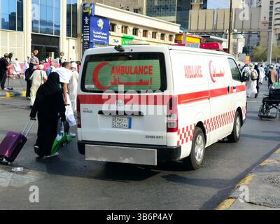 Mina, la Mecque, Arabie Saoudite, 13 juin 2024 : L'ambulance pour les services d'urgence pour les pèlerins, les soins médicaux pour les pèlerins dans la ville de Makkah pendant le pèleri Banque D'Images