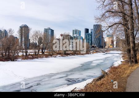 Calgary, Alberta, Canada - mars 14 2022 : sentier de la rivière Bow pendant l'hiver. Frozen Bow River, parc de l'île Saint-Patrick. Centre-ville de Calgary. Banque D'Images