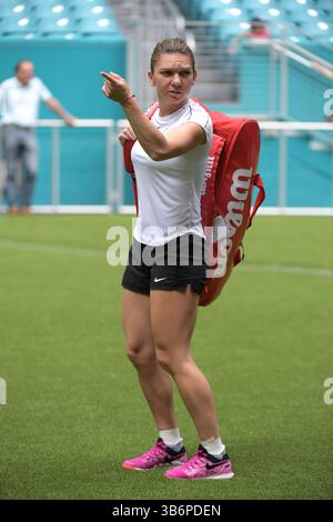20 mars 2019, Miami Gardens, Floride, États-Unis d'Amérique : MIAMI GARDENS, FLORIDE - 20 MARS : Simona Halep applique un écran solaire pendant la journée portes ouvertes de Miami 3. Simona Halep est une joueuse de tennis professionnelle roumaine. La Women's Tennis Association a classé son monde n ° 1 en simple à deux reprises entre 2017 et 2019. Elle a atteint le classement n°1 pour la première fois le 9 octobre 2017. À sa deuxième occasion, elle a occupé le classement pendant 48 semaines consécutives. Présenté par Itau au Hard Rock Stadium 20 mars 2019 à Miami Gardens, Floride..People : Simona Halep. (Crédit image : © SMG via ZUM Banque D'Images