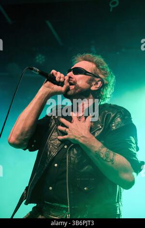 9 février 2024, Southampton, Royaume-Uni : le chanteur Nick Culmer, mieux connu sous son nom de scène animal, avec le groupe punk anglais anti-Nowhere League se produit sur scène au 1865 à Southampton. La formation actuelle de l'anti-Nowhere League, originaire de Royal Tunbridge Wells, est composée du chanteur Nick ''animal'' Culmer, du guitariste Tom ''Tommy H'' Hunt, du batteur Jamie Oliver et du bassiste Barnsy (crédit image : © Dawn Fletcher-Park/SOPA images via ZUMA Press Wire) Banque D'Images