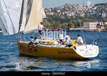 23 septembre 2023, Besiktas, Istanbul, Turquie : L'étape du Bosphore a eu lieu le deuxième jour de la Coupe du Bosphore. 1 200 marins locaux et étrangers ont participé aux courses de voile de la Coupe du Bosphore. Les équipes gagnantes seront annoncées après l'étape Tomorrow'sÂ. (Crédit image : © Tolga Uluturk/ZUMA Press Wire) Banque D'Images
