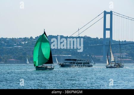 23 septembre 2023, Besiktas, Istanbul, Turquie : une équipe de voile participe à la deuxième journée de la régate de voile de la Coupe du Bosphore, avec le pont des martyrs du 15 juillet en arrière-plan. (Crédit image : © Tolga Uluturk/ZUMA Press Wire) Banque D'Images
