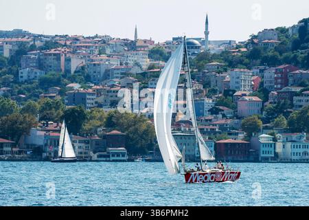 23 septembre 2023, Besiktas, Istanbul, Turquie : L'étape du Bosphore a eu lieu le deuxième jour de la Coupe du Bosphore. 1 200 marins locaux et étrangers ont participé aux courses de voile de la Coupe du Bosphore. Les équipes gagnantes seront annoncées après l'étape de demain. (Crédit image : © Tolga Uluturk/ZUMA Press Wire) Banque D'Images