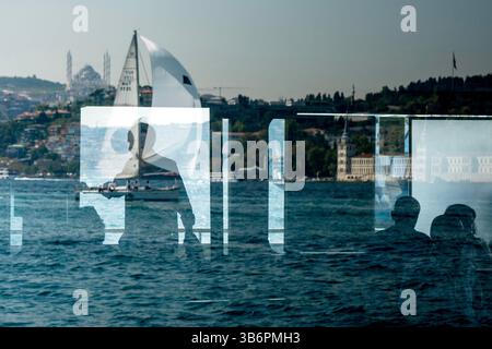 23 septembre 2023, Besiktas, Istanbul, Turquie : une vue d'une équipe de voile en compétition le deuxième jour de la régate de voile de la Coupe Boshphorus, avec des personnes voyageant sur un ferry, avec la mosquée Grand Camlica et le lycée militaire de Kuleli en arrière-plan. (Crédit image : © Tolga Uluturk/ZUMA Press Wire) Banque D'Images