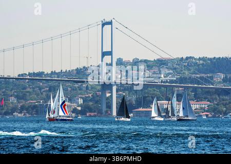 23 septembre 2023, Besiktas, Istanbul, Turquie : L'étape du Bosphore a eu lieu le deuxième jour de la Coupe du Bosphore avec le pont des martyrs du 15 juillet en arrière-plan. 1 200 marins locaux et étrangers ont participé aux courses de voile de la Coupe du Bosphore. Les équipes gagnantes seront annoncées après l'étape de demain. (Crédit image : © Tolga Uluturk/ZUMA Press Wire) Banque D'Images