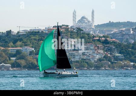 23 septembre 2023, Besiktas, Istanbul, Turquie : une équipe de voile participe à la deuxième journée de la régate de voile de la Coupe du Bosphore, avec la Grande Mosquée Camlica inÂ theÂ en arrière-plan. (Crédit image : © Tolga Uluturk/ZUMA Press Wire) Banque D'Images