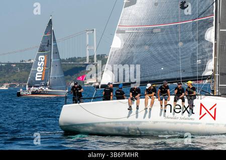 23 septembre 2023, Besiktas, Istanbul, Turquie : L'étape du Bosphore a eu lieu le deuxième jour de la Coupe du Bosphore avec le pont Fatih Sultan Mehmet en arrière-plan. 1 200 marins locaux et étrangers ont participé aux courses de voile de la Coupe du Bosphore. Les équipes gagnantes seront annoncées après l'étape Tomorrow'sÂ. (Crédit image : © Tolga Uluturk/ZUMA Press Wire) Banque D'Images