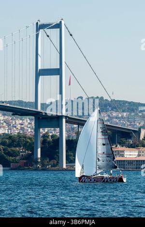 23 septembre 2023, Besiktas, Istanbul, Turquie : une équipe de voile participe à la deuxième journée de la régate de voile de la Coupe du Bosphore, avec le pont des Martyrs du 15 juillet en arrière-plan. (Crédit image : © Tolga Uluturk/ZUMA Press Wire) Banque D'Images