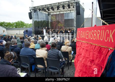 04 mai 2025, Brandebourg, Fürstenberg : de nombreuses personnes participent à la commémoration du 80e anniversaire de la libération du camp de concentration de Ravensbrück. Photo : Joerg Carstensen/dpa Banque D'Images
