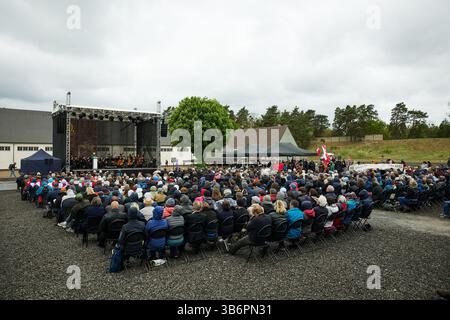 04 mai 2025, Brandebourg, Fürstenberg : de nombreuses personnes participent à la commémoration du 80e anniversaire de la libération du camp de concentration de Ravensbrück. Photo : Joerg Carstensen/dpa Banque D'Images