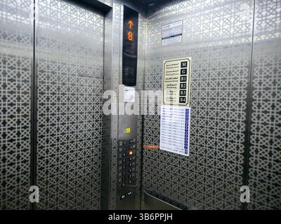 Médine, Arabie Saoudite, juin 27 2024 : à l'intérieur de l'ascenseur de l'hôtel à côté de la mosquée prophète, la zone entourant la mosquée a beaucoup d'hôtels, haut Banque D'Images