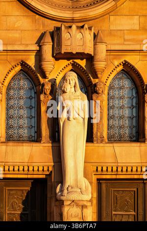 Gros plan de la statue de la Vierge Marie au-dessus du portail occidental de la cathédrale notre-Dame, Luxembourg. Banque D'Images