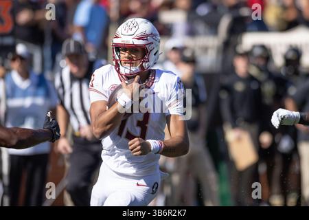 28 octobre 2023 : le quarterback Jordan Travis (13 ans) des Seminoles de Floride se bat pour un touchdown pendant le match de football de la NCAA entre les Seminoles de Floride et les Demon Deacons de Wake Forest au Allegacy Federal Credit Union Stadium à Winston-Salem, Caroline du Nord. Jonathan Huff/CSM (crédit image : © Jonathan Huff/CSM via ZUMA Press Wire) Banque D'Images