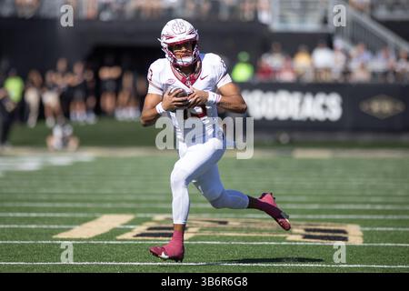 28 octobre 2023 : le quarterback Jordan Travis (13 ans) des Seminoles de Floride se bat pour un touchdown pendant le match de football de la NCAA entre les Seminoles de Floride et les Demon Deacons de Wake Forest au Allegacy Federal Credit Union Stadium à Winston-Salem, Caroline du Nord. Jonathan Huff/CSM (crédit image : © Jonathan Huff/CSM via ZUMA Press Wire) Banque D'Images