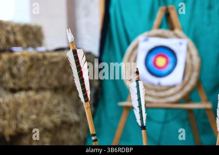 Trépied avec cible de tir à l'arc isolé sur blanc | Photo Premium