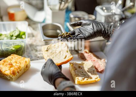 Le processus de préparation des aliments dans un environnement de cuisine professionnel est essentiel pour le succès Banque D'Images
