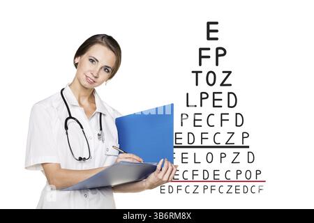 Médecin enregistrer les résultats d'un test de la vue sur le fond blanc Banque D'Images