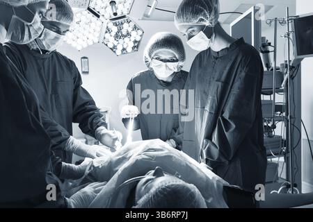 Fonctionnement de l'équipe de chirurgie dans une salle chirurgicale Banque D'Images