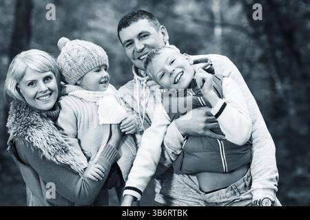 Gros plan portrait d'une jeune famille dans le parc d'automne Banque D'Images