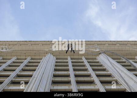 Nettoyeur de vitres sur une façade de bâtiment historique à Chicago, il, USA, Chicago, États-Unis, Amérique du Nord Banque D'Images