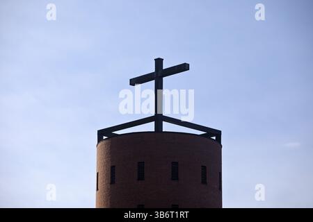 Croix sur le clocher de l'église catholique St Antonius Vluyn, Neukirchen-Vluyn, Rhénanie du Nord-Westphalie, Allemagne, Europe Banque D'Images