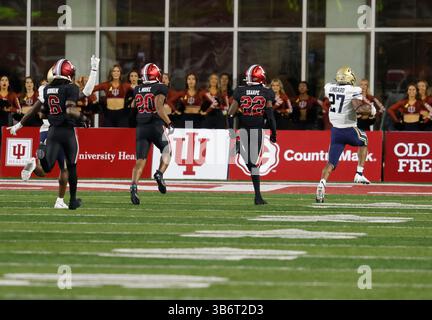 23 septembre 2023, Bloomington, Indiana, États-Unis : Akron Zips Running Back Lorenzo Lingard (27 ans) effectue un touchdown contre l'Université de l'Indiana pour égaliser le match 17-17 lors d'un match de football universitaire NCAA à Bloomington. IU a gagné 29-27 en prolongation. (Crédit image : © Jeremy Hogan/SOPA images via ZUMA Press Wire) Banque D'Images