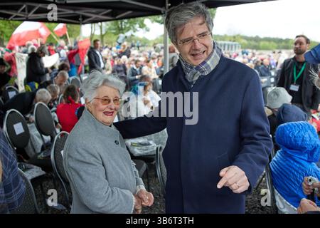 04 mai 2025, Brandebourg, Fürstenberg : Lili Leignel, survivante française de Ravensbrück, et François Delattre, ambassadeur de France, participent à l’événement commémoratif du 80e anniversaire de la libération du camp de concentration de Ravensbrück. Photo : Joerg Carstensen/dpa Banque D'Images