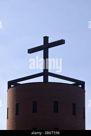 Croix sur le clocher de l'église catholique St Antonius Vluyn, Neukirchen-Vluyn, Rhénanie du Nord-Westphalie, Allemagne, Europe Banque D'Images