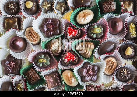 Vue de dessus et gros plan de chocolats saveur mélangée fine et délicieuse faits à la main dans une boîte de chocolat ouverte, Studio composition, Québec, Canada, North AME Banque D'Images