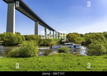 Navire à passagers de la Weisse flotte Muelheim, Friedrich Freye, dans la Ruhrauen près de Muelheim-Mintard, le Mintarder Bruecke, pont autoroutier de l'A5 Banque D'Images