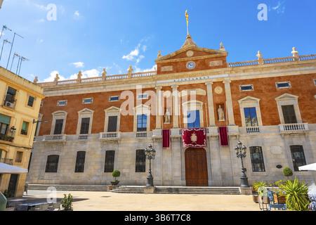 Hôtel de ville de tarragone, catalogne, espagne, avec drapeau catalan suspendu à la façade, par une journée ensoleillée Banque D'Images