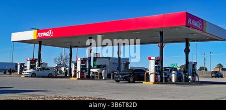 3 janvier 2024, Emporia, Kansas, États-Unis : EMPORIA, KANSAS - 3 JANVIER 2024.les voitures sont alignées aux pompes à essence à l'arrêt de camion Flying J situé à droite instante 35 (crédit image : © Mark Reinstein/ZUMA Press Wire) Banque D'Images