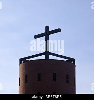 Croix sur le clocher de l'église catholique St Antonius Vluyn, Neukirchen-Vluyn, Rhénanie du Nord-Westphalie, Allemagne, Europe Banque D'Images