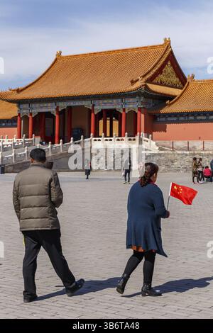Couple avec un petit drapeau chinois à la Cité interdite à Pékin, Chine en mars 2018, Pékin, Chine, Asie Banque D'Images
