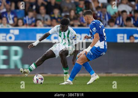 8 octobre 2023 : Assane Diao du Real Betis Balompie concourt pour le ballon avec Abdel Abqar du Deportivo Alaves lors du match LaLiga EA Sports entre le Deportivo Alaves et le Real Betis Balompie à Mendizorroza le 8 octobre 2023, à Vitoria, en Espagne. (Crédit image : © Ricardo Larreina/AFP7 via ZUMA Press Wire) Banque D'Images