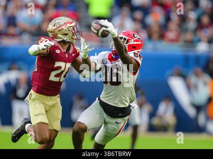 30 décembre 2023 :.Georgia Bulldogs Wide Receiver Dillon Bell (86) fait une prise au-dessus de Florida State Seminoles défensive back Azareye'h Thomas (20) pendant la seconde moitié du Capital One Orange Bowl entre l'Université de Georgia Bulldogs et les Florida State University Seminoles au Hard Rock Stadium de Miami Gardens, FL. Ron Lane/CSM (crédit image : © Ron Lane/CSM via ZUMA Press Wire) Banque D'Images