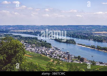 Panorama de la vallée du Rhin moyen, avec de belles vignes en pente jusqu'à un lointain village médiéval de Rudesheim, Allemagne. L'Unesco Banque D'Images